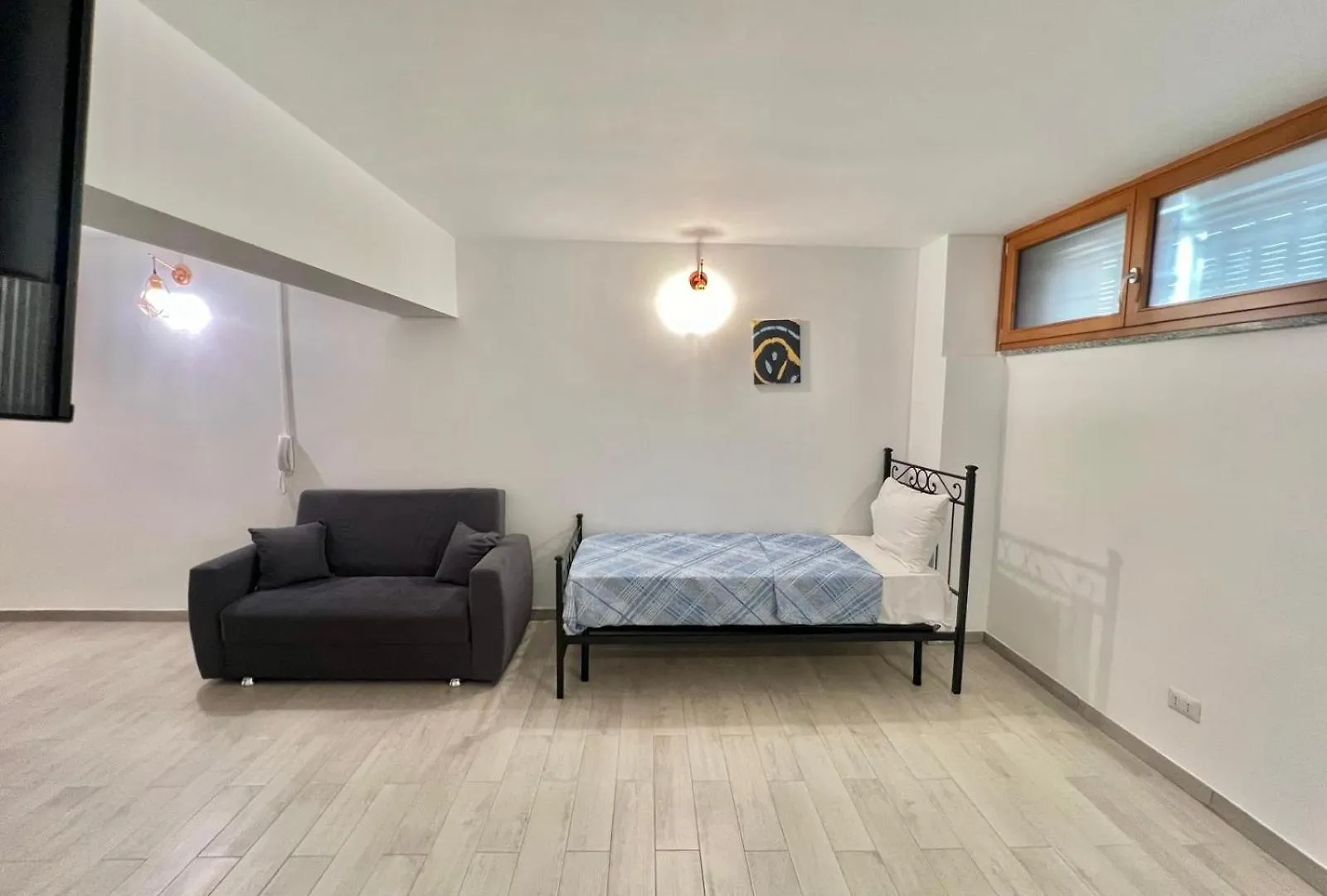 Abruzzi Home S&S, Graziosa, Accanto Metropolitana Verde Cologno Sud M2, Con Parcheggio Gratuito In Strada Cologno Monzese 0*,  Italy